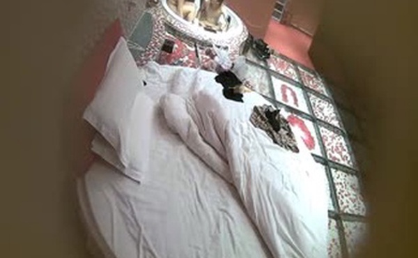 酒店偷窥高校附近主题套房热恋大学生情侣带了一盒套套打炮旗袍美女衣服不脱就开始搞干2炮妹子表情叫声诱人