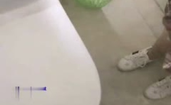 小美女和男友逛街來興致約戰公廁激情啪啪大戰求刺激放到洗手臺上抽插猛操