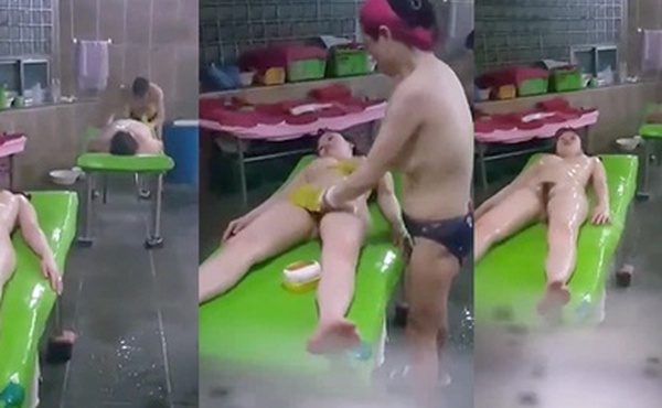 爬窗偷窥女子澡堂美女叉着大腿正在享受搓澡呢逼毛好性感