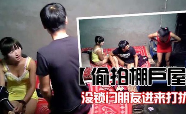 偷拍棚户屋没锁门朋友进来打扰年轻小姐都害羞了