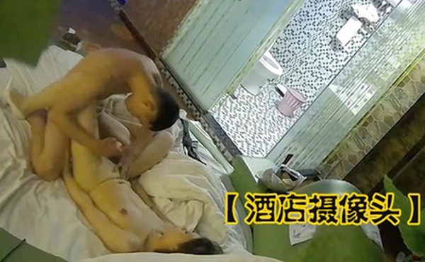 酒店摄像头精品绿叶房偷拍模特身材美女和男友道具助兴六九互舔狂插逼逼妹子大声尖叫