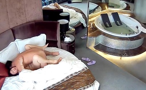 精品酒店偷拍按摩浴缸房偷拍周末骗媳妇说单位加班和财务科离异骚妇女同事开房激情