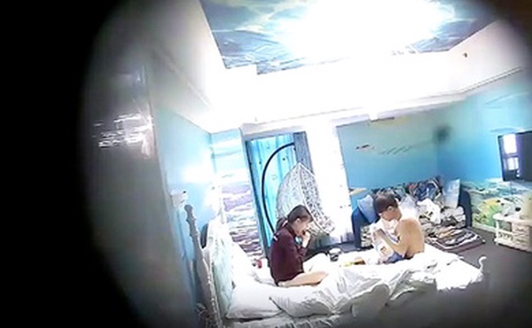 酒店偷拍大学生情侣开房探讨性爱把姿势玩了个遍妹子颜值非常不错