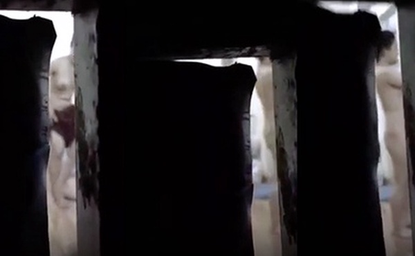 门缝隙偷窥隔壁小媳妇洗完香香出来擦身子