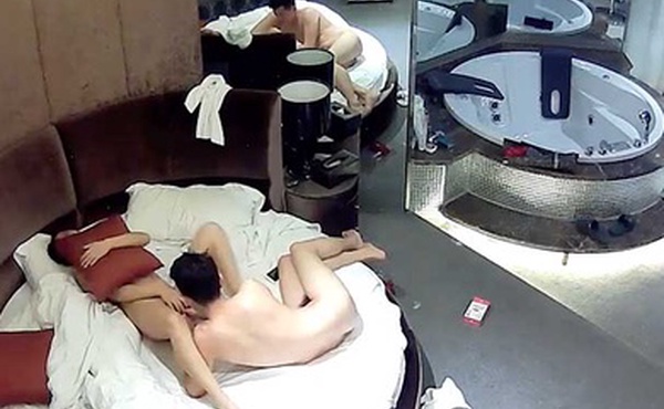 酒店摄像头大奶骚女友体验新买的跳蛋开心的说太得劲了主动要求男友舔逼人体悬浮女上位啪啪啪爽的一浪高过一浪对白清晰