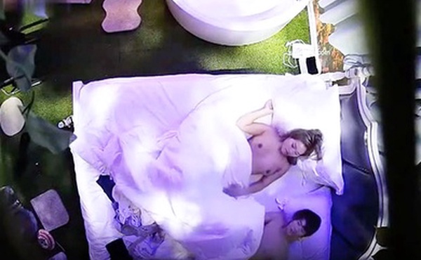 酒店偷拍情趣酒店浴缸房上帝视角偷拍两对男女炮友开房啪啪