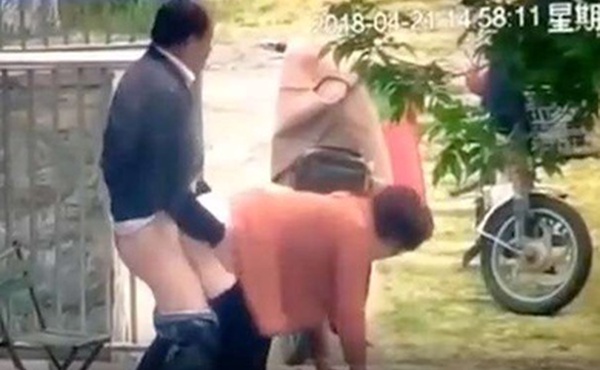 老汉推车夫妻农家门外开操