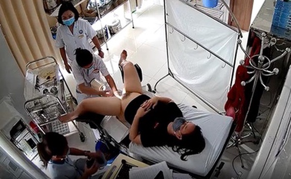 女子医院妇科诊室摄像头破解偷拍几位来做人流的妹子护士拿夹子一顿捅主任医师上手摸摸奶二指禅捅逼