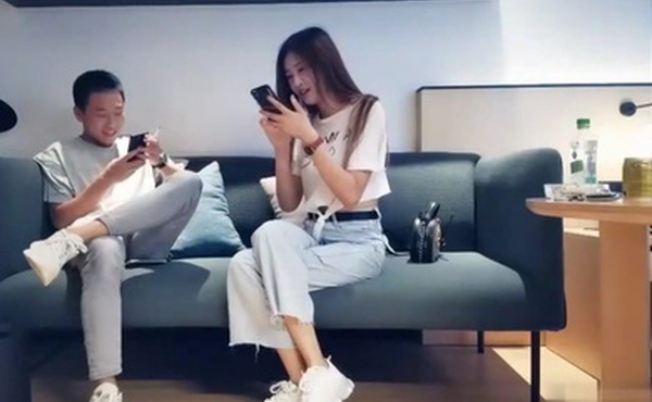 高端外围大长腿白衣妹子口交舔背先按摩一番再开干骑乘上位抱着大力猛操