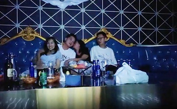 换妻探花两对夫妻KTV唱唱歌回房间换妻大战舔逼调情再开操一人一个抱着猛操操完手指扣穴