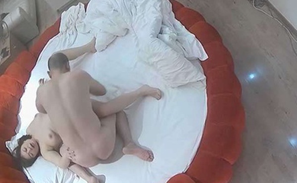 60多岁的大叔和30出头的情妇在情趣酒店约炮做爱不熟小年轻鸡巴硬挺挺的不知是不是吃了伟哥把情妇日得神魂颠倒