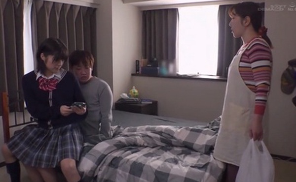 男孩子气的妹妹最近穿上了裙子为了在不被父母发现的情况下偷偷做爱一边躲在沙发的死角一边跨上我和哥哥