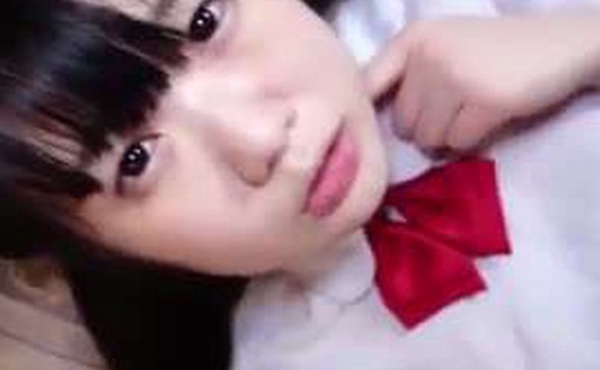 18岁的清瘦美女