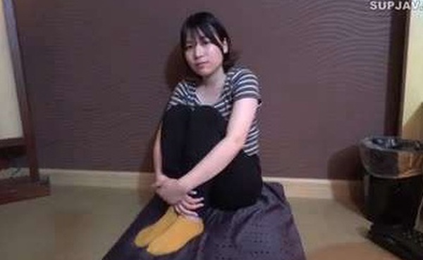 处女节开始一个完整的阴道射精镜头完全穿透处女膜到一个年长的巨大鸡巴