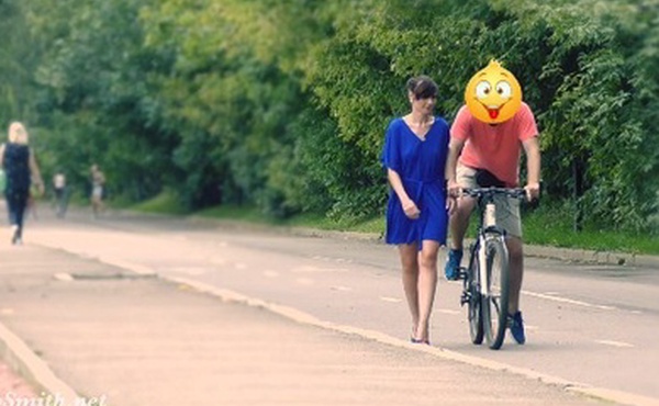 大街上衣服被自行车勾掉路人有什么反应