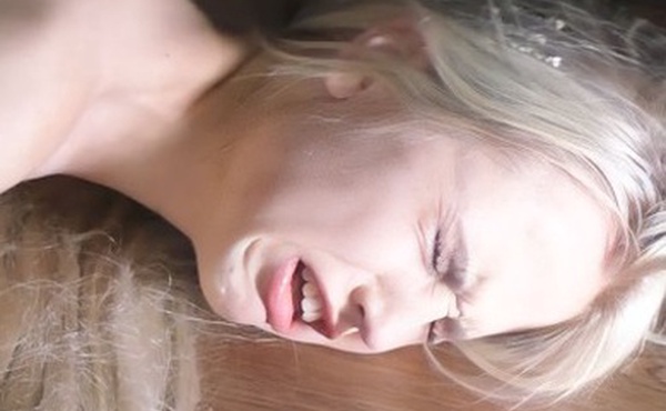 肛交时不使用润滑剂是个坏主意-18岁的金发少女几乎无法忍受