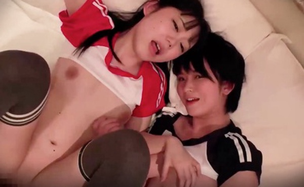 双飞两位丰满的小姐姐高潮至喷水