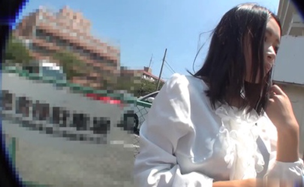 金钱诱惑少妇街上抠逼实拍