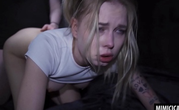 金发少女因粗暴三人行而获得疯狂潮吹高潮