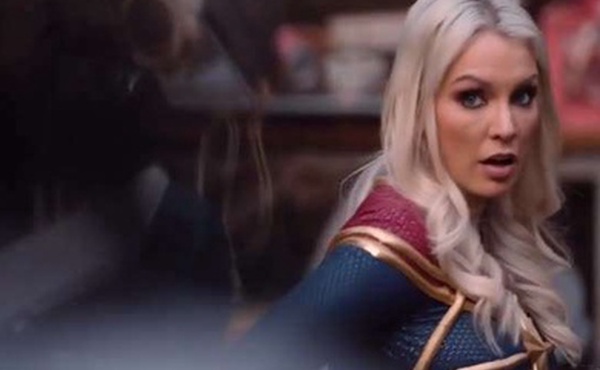 大金发女郎在模仿场景中骑着硬鸡巴