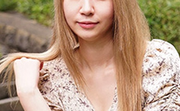 一个非常热爱性的素人女孩，她决定出演 AV 来寻求刺激。椎名美优