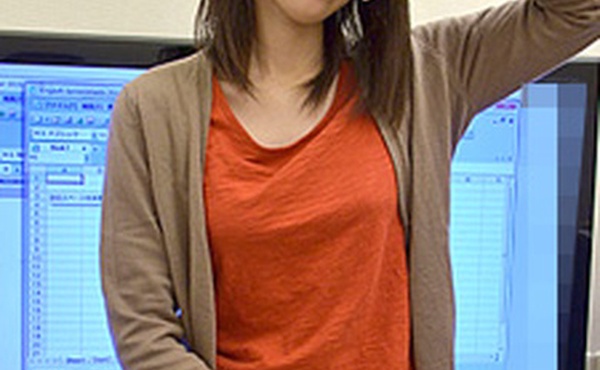 一位美丽的电脑教练不知道如何设置，他感到内疚，甚至让我射在她体内。五十岚里美