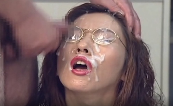 小日本超变态重口味眼镜骚女激情爆操大量颜射吞精超多人射一身一头精沐浴精液