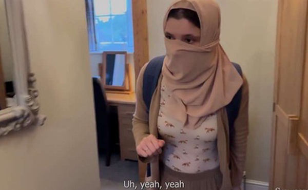 害羞的继母和儿子在酒店共用一张床