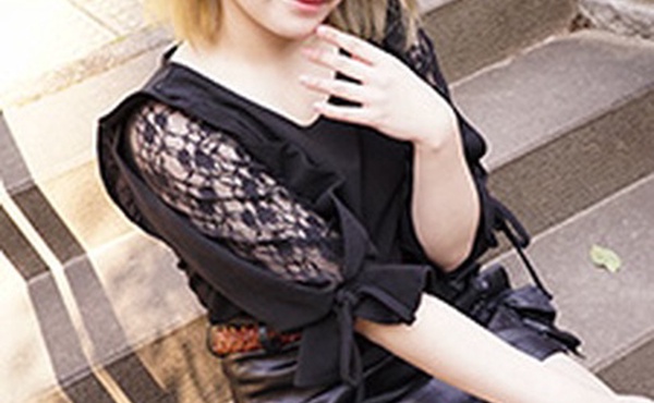 听着店长女朋友的电话，我睡着了。 酒井真美