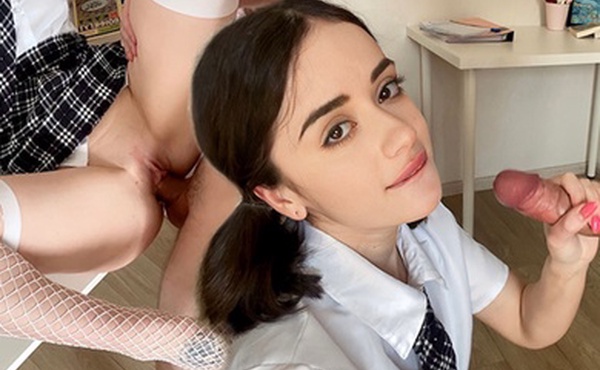 在桌子上性交学生继妹并射在她嘴里