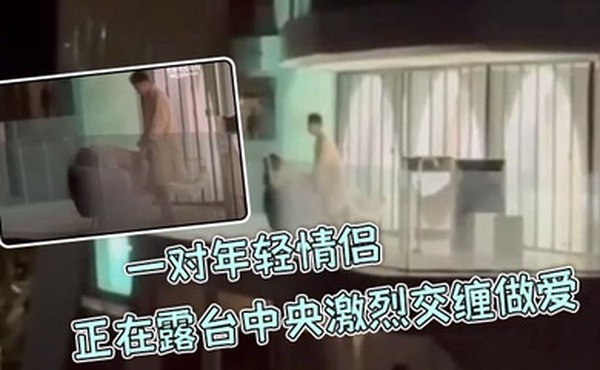 一对年轻情侣正在露台中央激烈交缠做爱丝毫不在意周围环境男生后入女生呻吟叫声隔老远都能听到主打一个刺激