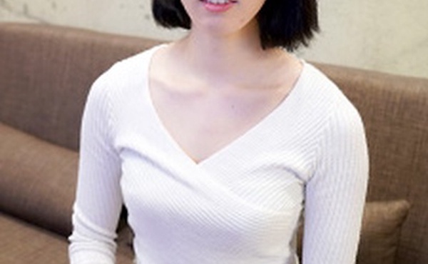 一个喜欢小便和射精的变态女孩，表情狂喜 二宫真由美