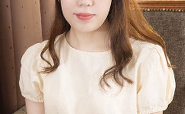 素人AV采访～露出勃起阴蒂谦虚呻吟的蜜桃妹～梨本洋子