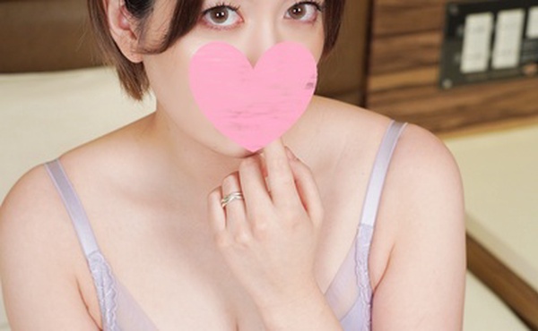 FC2-3245176 【無修正】【人妻】結婚2年で旦那とレス。そそり勃った年下チンポに我慢できずマン汁垂らして