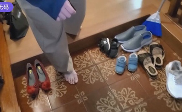 FC2-2956150 自宅訪問【個人】子供を見守る祖の背後で震える声を殺し連続2人に中出し、、、-cd1