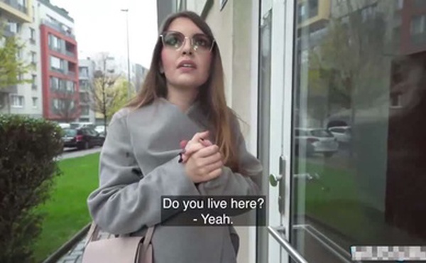 欧美搭讪~路边风衣人妻搭讪几下就带回住处用大屌在她的嫩逼里抽插猛操吞精口爆