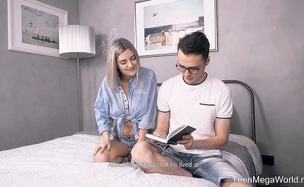 学习时找不到书了哥哥帮忙辅导她一来二去脱光啪啪啪