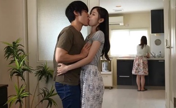 中文 骚逼岳母，美丽而骚气