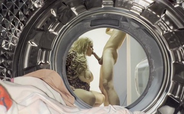 我的继妹被困在洗衣机里，我帮助她