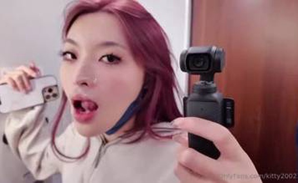 推特网黄潮妹「kitty」大陆小哥哥带我坐高铁，坐好久忍不住了啦，整个脸满满的精液，好幸福！