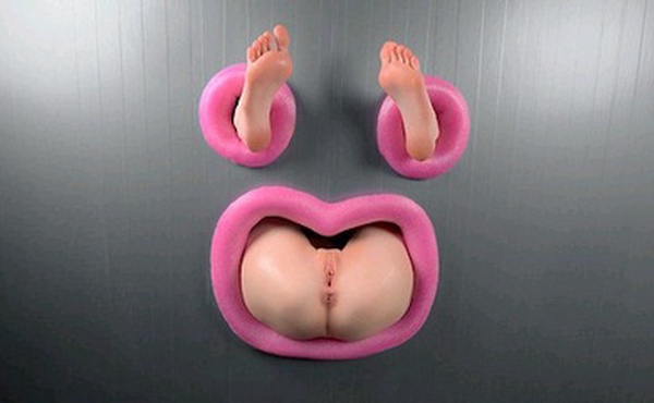 被固定在墙上的粉穴萝莉