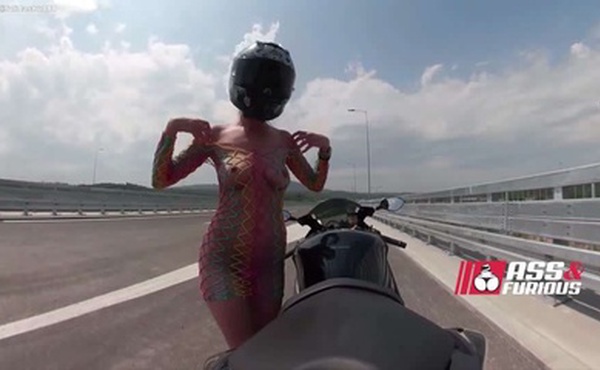 大屁股户外露出，摩托车上自慰