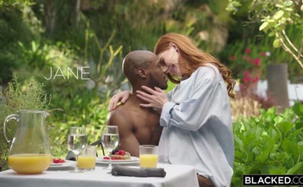 身材火辣身上穿着诱惑的泳衣，被黑人的巨大肉棒疯狂中出激烈做爱（欧美）