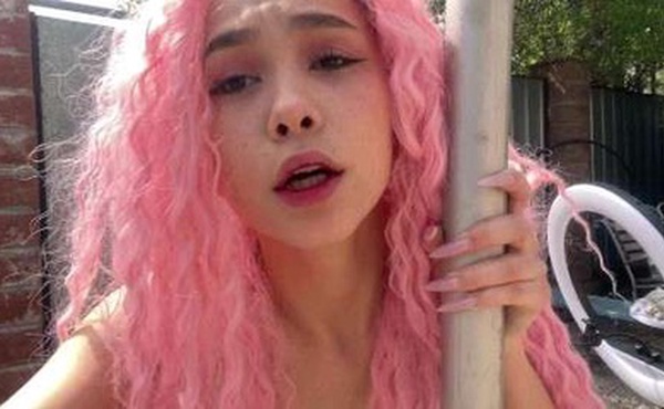 我父母在家的时候，一个朋友过来做爱