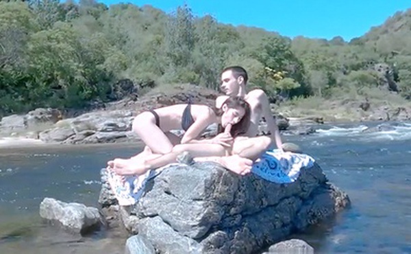 热辣情侣在公共山水和石头上进行危险性爱 - 巨大的双倍射液