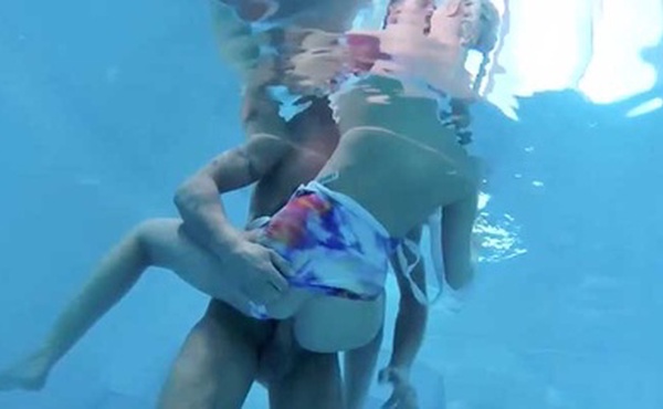 水中的姻鸯溪水与教练一起肉体交流把我的鲍鱼给征服了