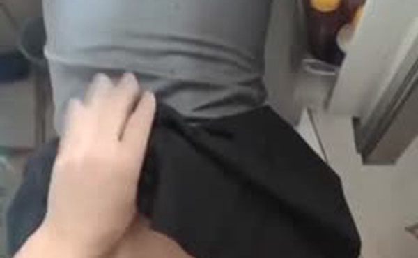 真实家庭乱伦跟表妹这个夏天第N次做爱了开始这小骚货还有点生疏经过一个假期的联系小骚货越来越熟练了虽然操了这么久但是看到小骚货穿着jk