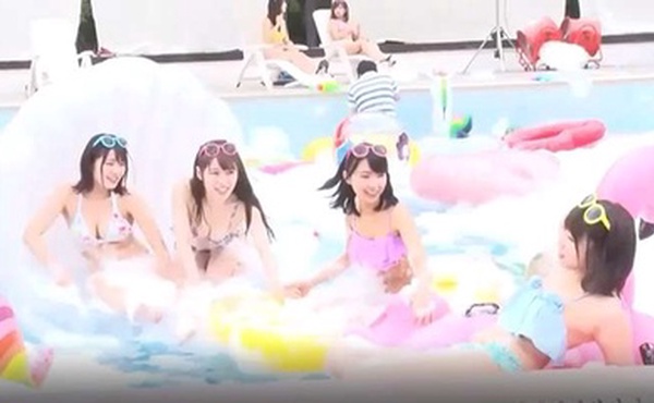 调皮女大学生们情欲高涨无限享受大肉棒抽插