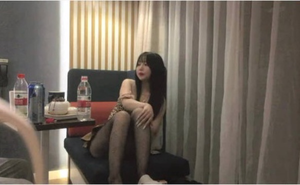 国产原创-良家豹纹小姐姐短裙黑色网袜喝喝酒玩玩游戏舔屌口交活很不错撕裆猛操叫的好骚