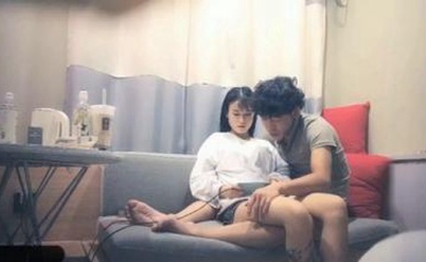 约了2个高颜值花臂嫩妹双飞啪啪